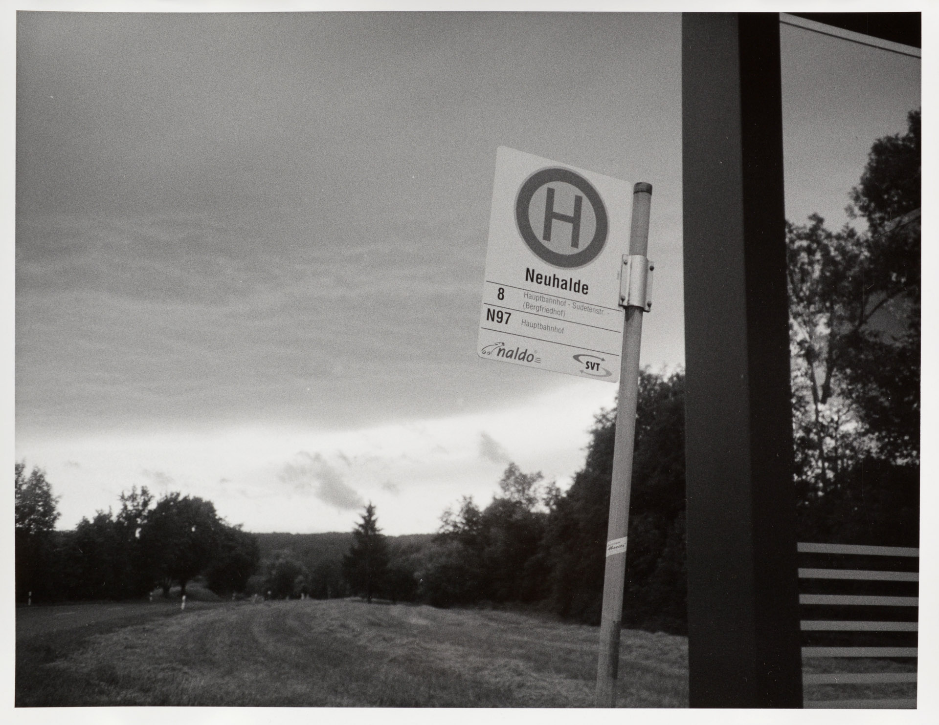 © Martin Frech: Bushaltestelle  (Yashica T5, Kentmere 400, Kodak HC-110; Print auf Adox MCC 110 in Moersch ECO 4812)